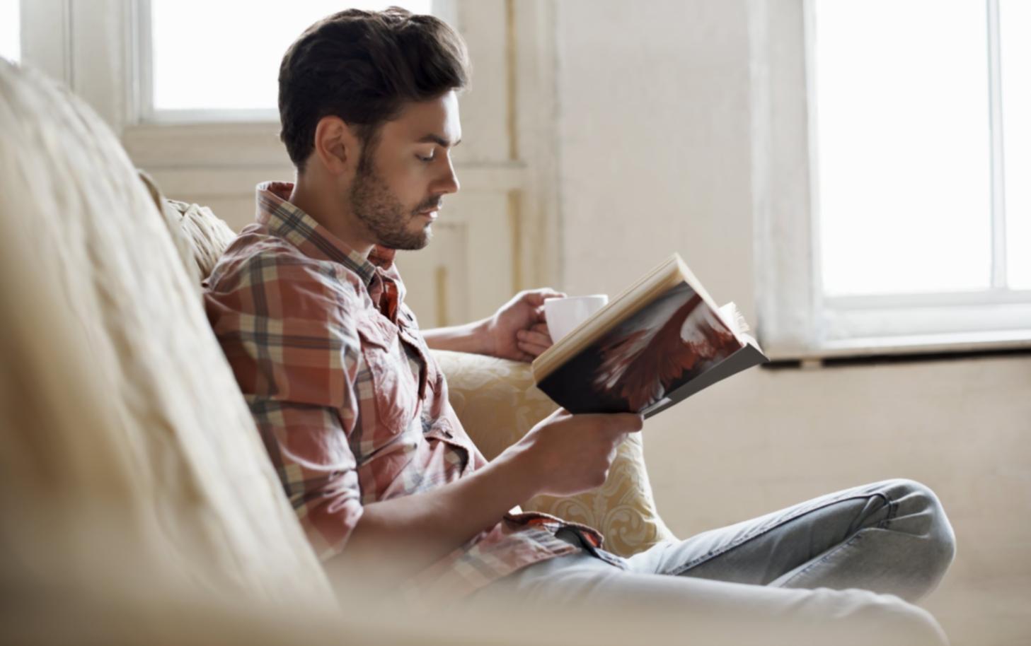 Professionelle Arbeitsumgebung mit Laptop und strukturiertem Lernmaterial